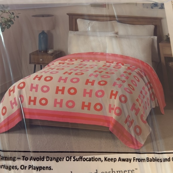 CUPCAKES & CASHMERE Christmas king size reversible knit
Ho Ho Ho Blanket 🎅🏻 - Picture 6 of 8